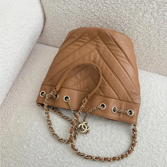 Authentic Chanel Bucket Bag GHW - Picture 4 of 9